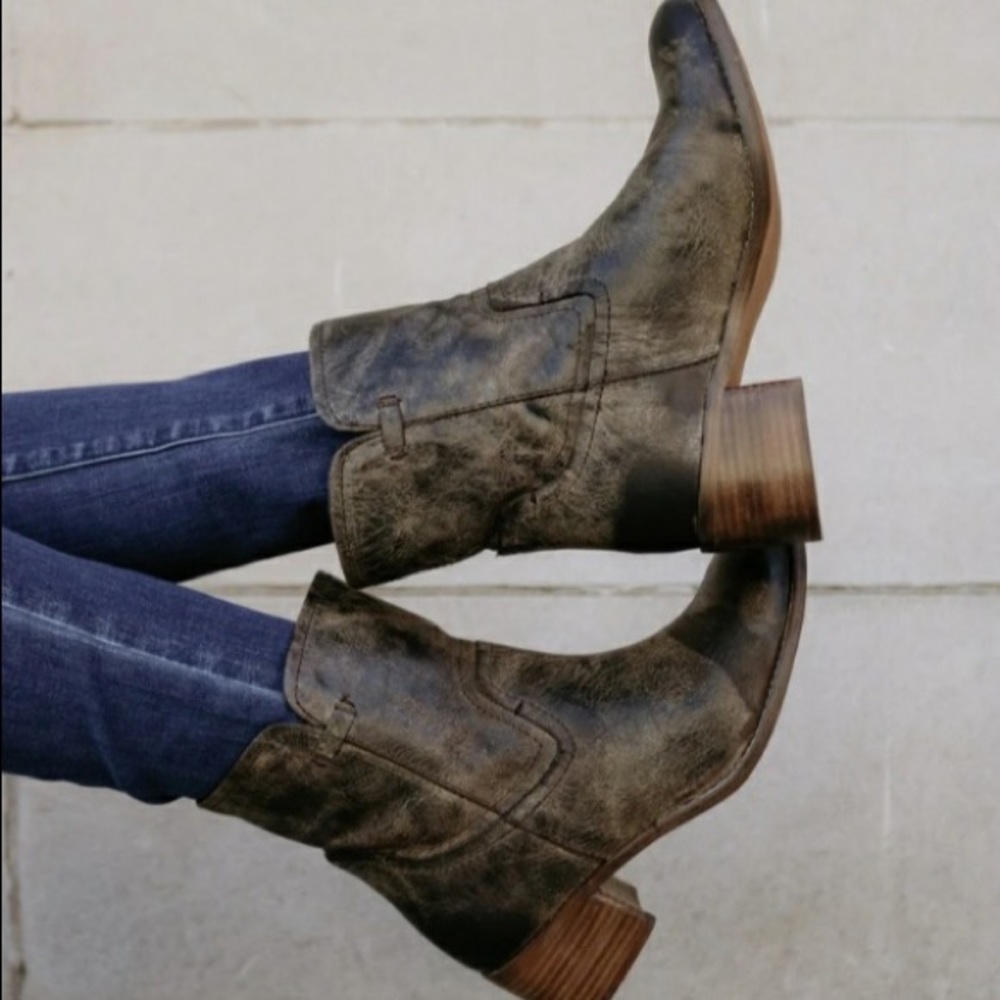 BRAND NEW IN BOX Diba True West Haven